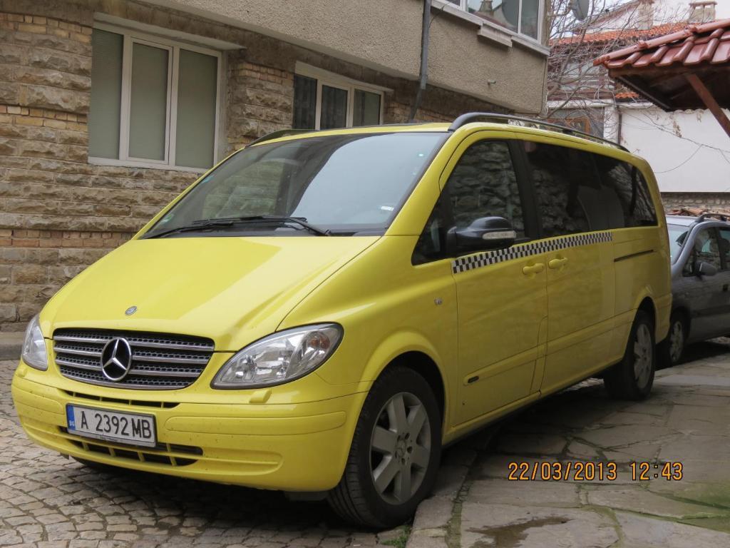 נסבר Family Hotel Lebed מראה חיצוני תמונה