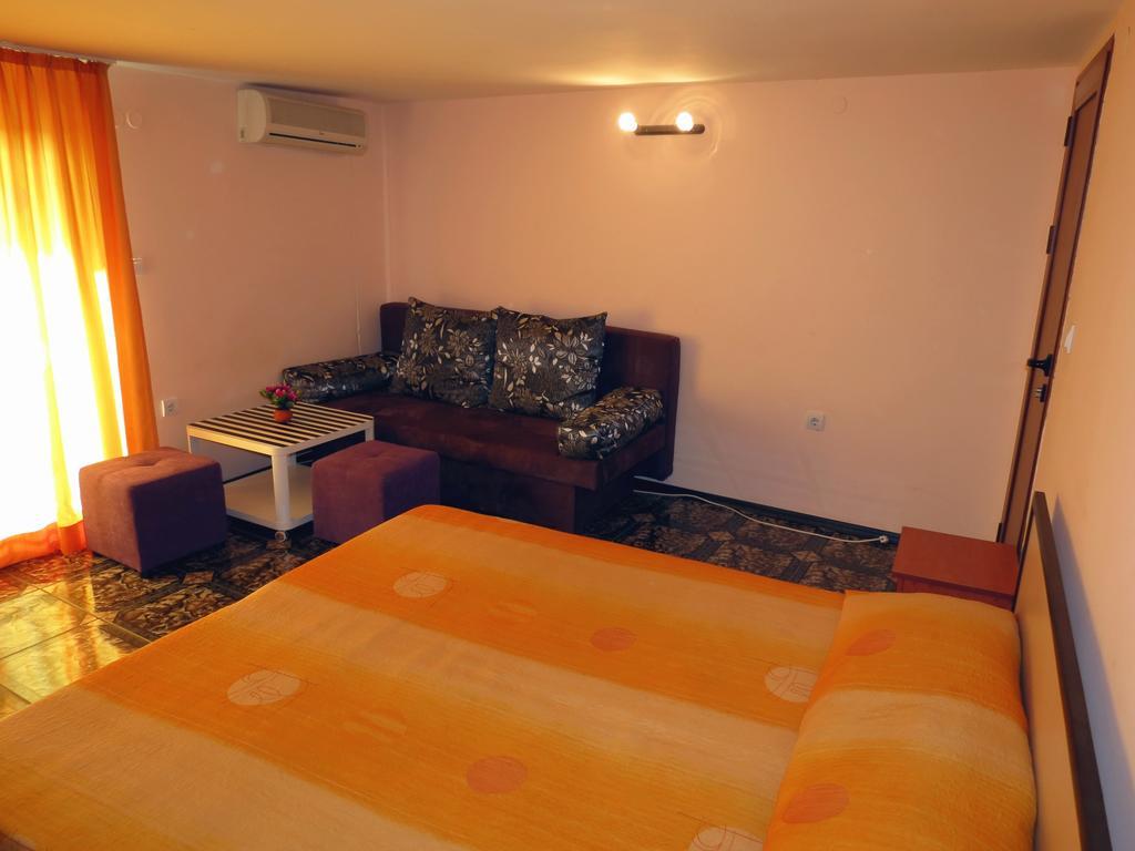 נסבר Family Hotel Lebed מראה חיצוני תמונה