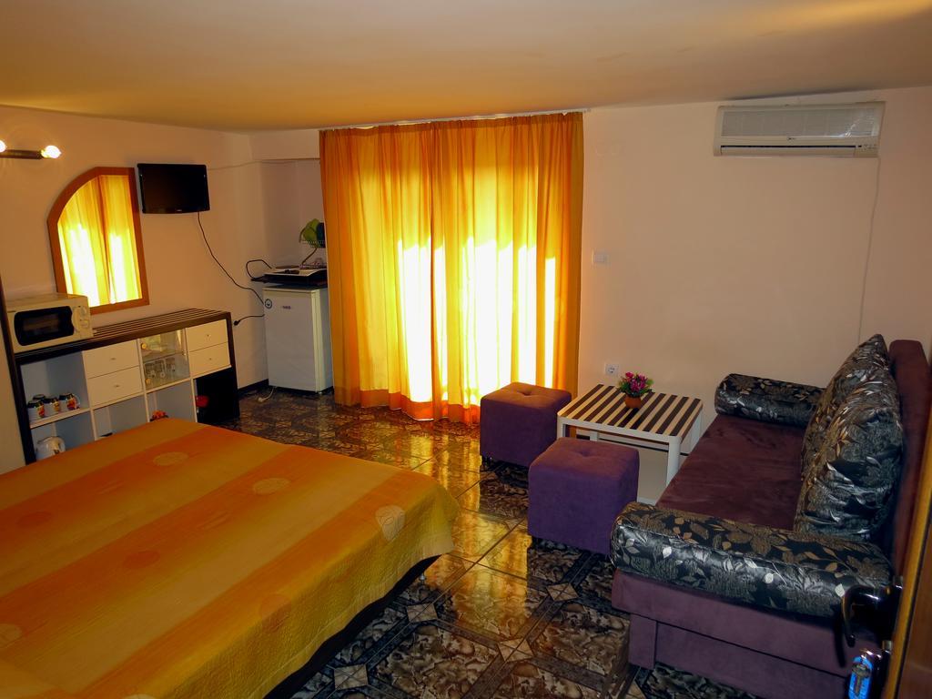 נסבר Family Hotel Lebed מראה חיצוני תמונה